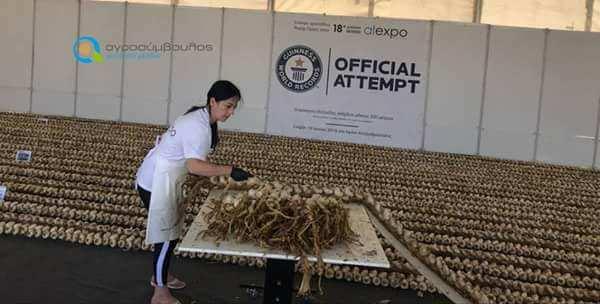 Ρεκόρ Γκίνες για πλεξούδα σκόρδων 612 μέτρων [βίντεο]