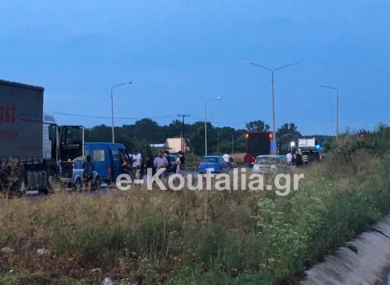 Σύγκρουση νταλίκας με δύο ΙΧ στην Παλαιά ΕΟ Θεσσαλονίκης-Βέροιας