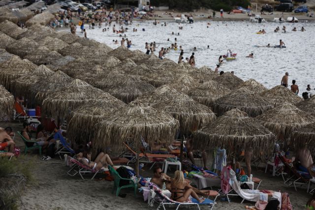 Στις παραλίες οι Αθηναίοι παρά την αλλαγή του καιρού