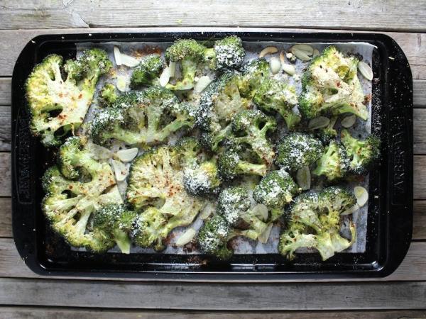 Μπρόκολο με σκόρδο και παρμεζάνα