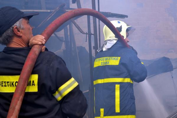 Υπό έλεγχο η πυρκαγιά σε βιομηχανικό κτίριο στα Οινόφυτα