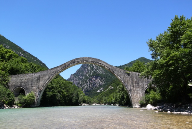 Σε πλήρη ανάπτυξη οι εργασίες αποκατάστασης του γεφυριού της Πλάκας