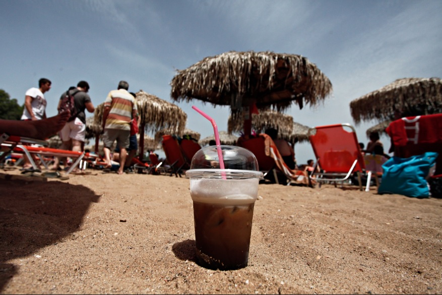 Πάνω από 300 εκ. πλαστικά ποτήρια του καφέ καταναλώνουν οι Έλληνες τον χρόνο