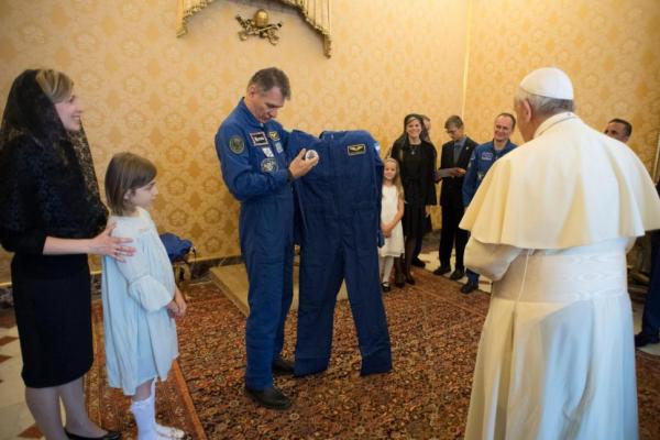 Αστροναύτες χάρισαν στον πάπα τη δική του διαστημική στολή