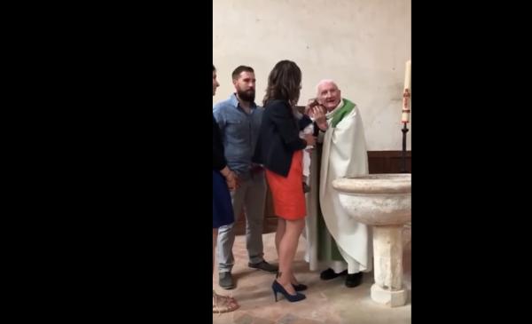 Σάλος με γάλλο ιερέα που χαστουκίζει μωρό την ώρα της βάφτισης