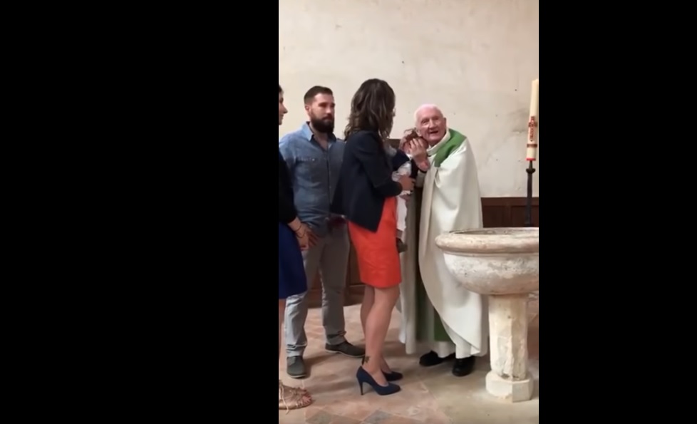 Σάλος με γάλλο ιερέα που χαστουκίζει μωρό την ώρα της βάφτισης