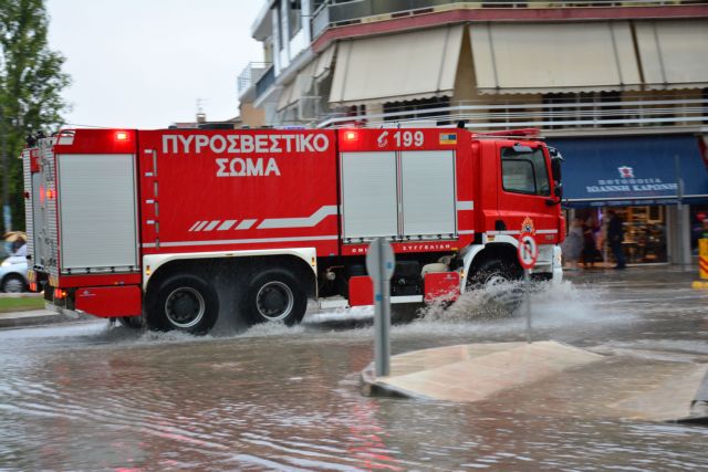 Ακινητοποιημένα δύο ΙΧ στο Σχιστό – Σε εξέλιξη επιχείρηση της Πυροσβεστικής
