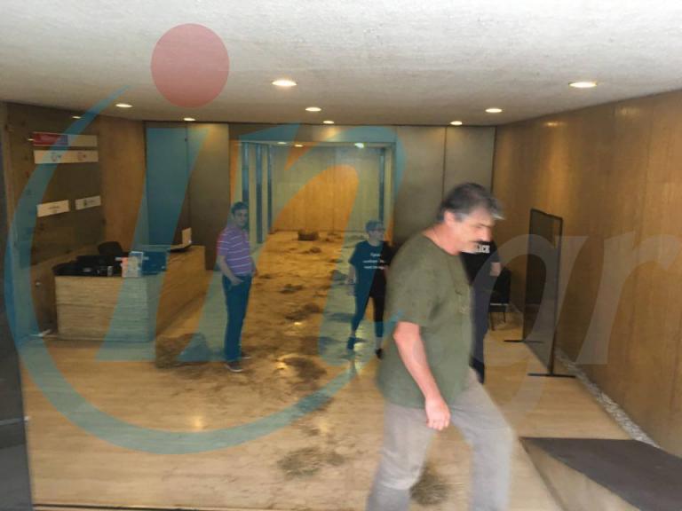 Πέταξαν σανό στα γραφεία των Ανεξάρτητων Ελλήνων