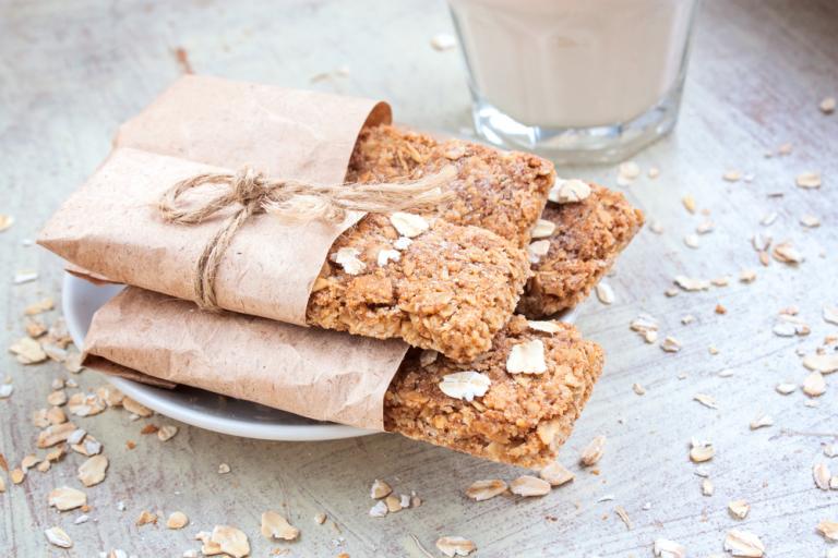 Μπάρες δημητριακών με φιστίκι, βερίκοκο και μαύρη σοκολάτα