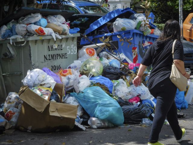 Εφιάλτης οι τόνοι σκουπιδιών στους δρόμους της Αθήνας