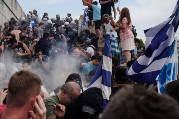 Οι προπηλακισμοί και ο κίνδυνος εθνικού διχασμού