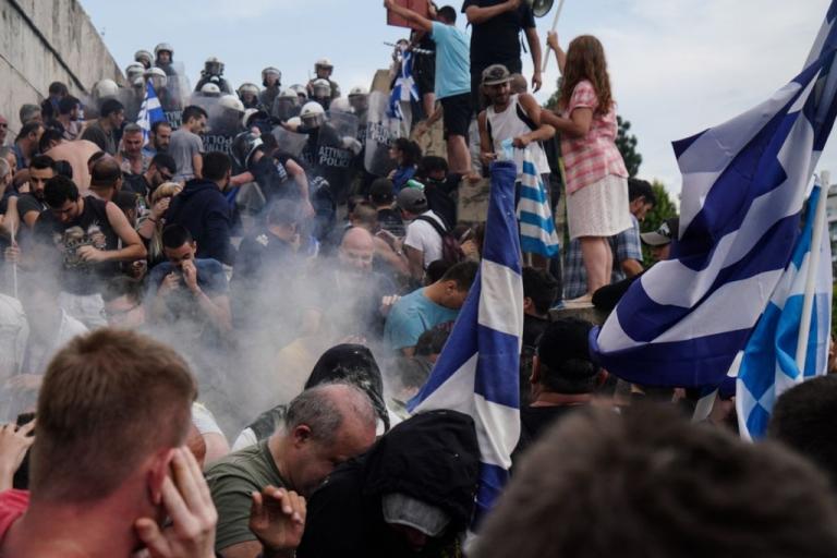 Οι προπηλακισμοί και ο κίνδυνος εθνικού διχασμού