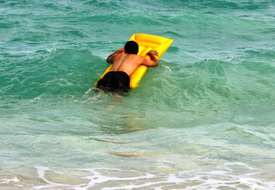 Αποκοιμήθηκε στο στρώμα θαλάσσης και τον πήγε βόλτα το… κύμα