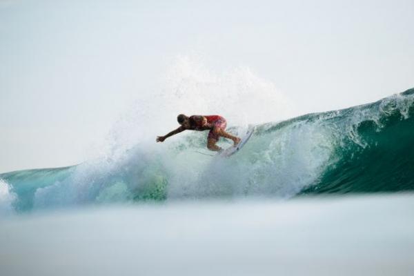 «Δαμάζοντας» τα κύματα στο Μπαλί