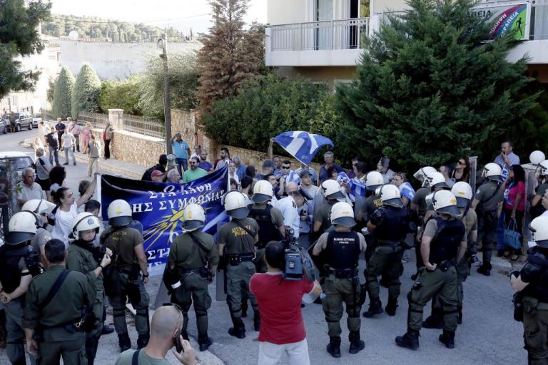 Διαμαρτυρία έξω από εκδήλωση του ΣΥΡΙΖΑ με ομιλητές Τζανακόπουλο και Δανέλλη