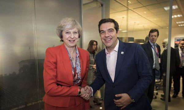 Στο Λονδίνο ο Τσίπρας, την Τρίτη συναντάται με Μέι και Κόρμπιν