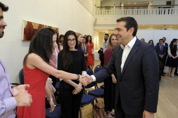 Η ΕΡΤ παρουσίασε έλληνες οικονομικούς μετανάστες που συνάντησε ο Τσίπρας ως επενδυτές