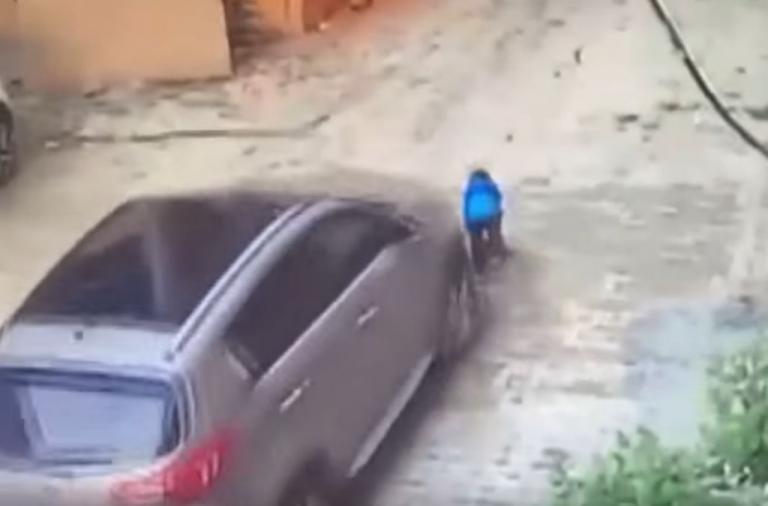 Μητέρα παρέσυρε με το αυτοκίνητο τον 3χρονο γιο της