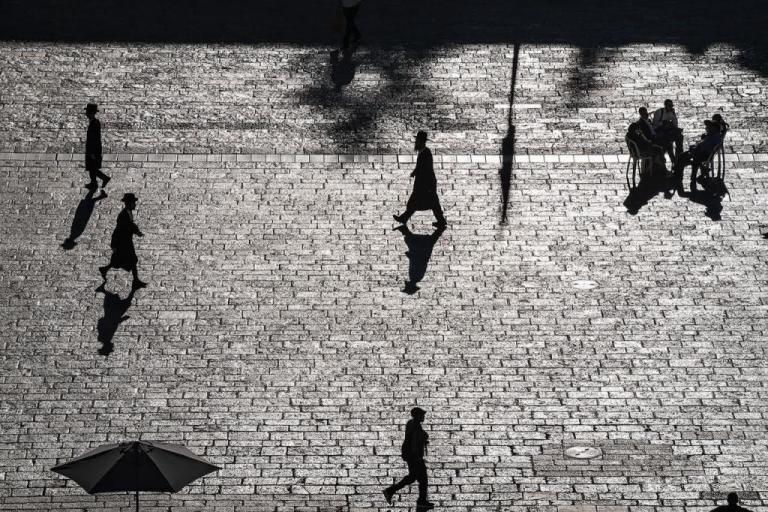 Παράθυρο στην Ανατολή και θέα στη Δύση