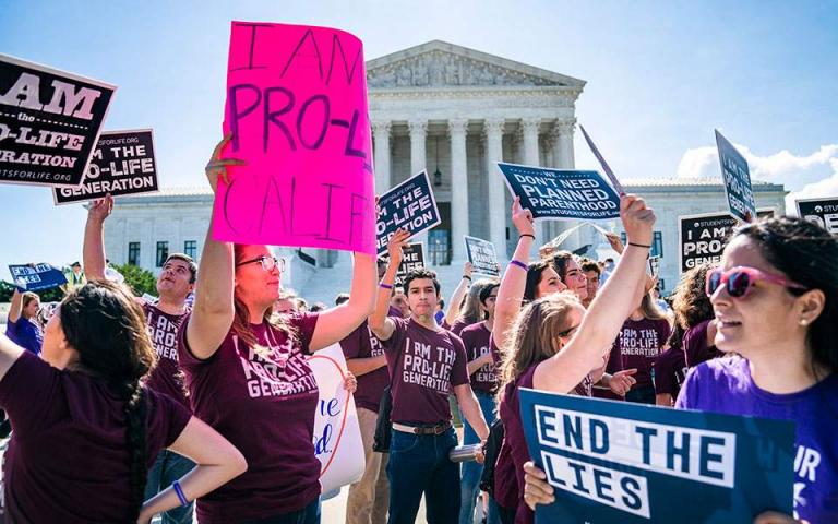 ΗΠΑ: Απόφαση κατά των αμβλώσεων από το Ανώτατο Δικαστήριο