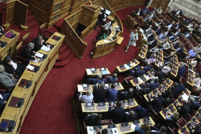 Ανέβηκαν οι τόνοι στη Βουλή λόγω της απόφασης του Αρείου Πάγου για την ΠΓΔΜ