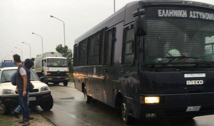 Κέρκυρα: Με συνοδεία των ΜΑΤ τα απορριμματοφόρα στο ΧΥΤΑ Λευκίμμης [Εικόνες]