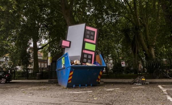 Ένα σπίτι-γλυπτό μέσα σε κάδο σκουπιδιών!