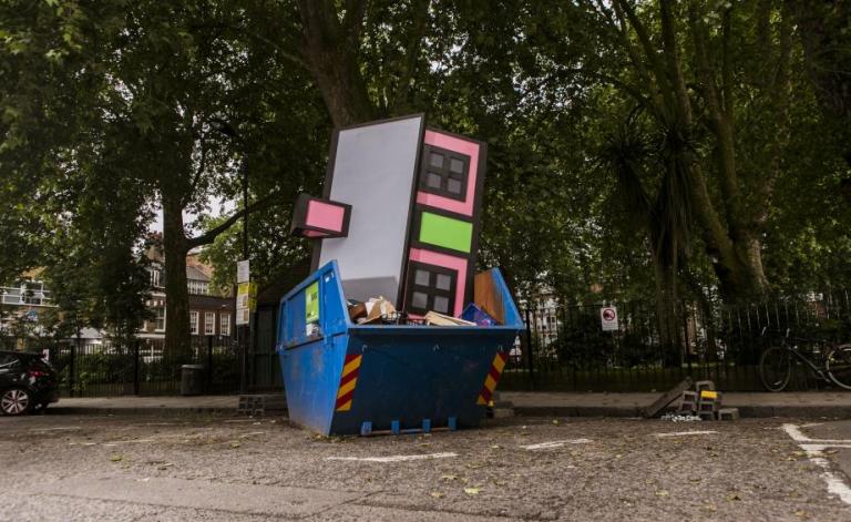 Ένα σπίτι-γλυπτό μέσα σε κάδο σκουπιδιών!