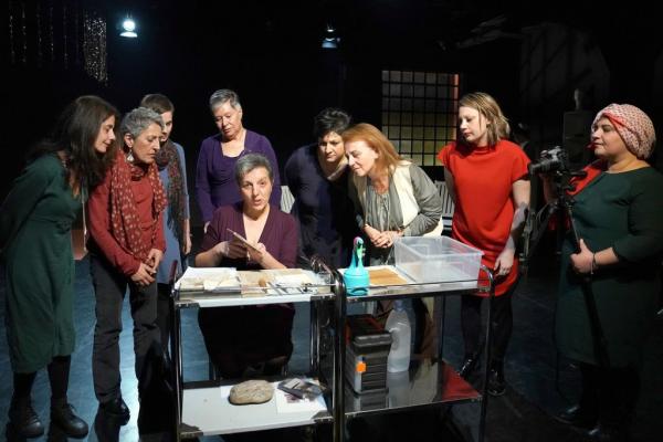 Εννέα γυναίκες μιλούν επί σκηνής για τον καρκίνο