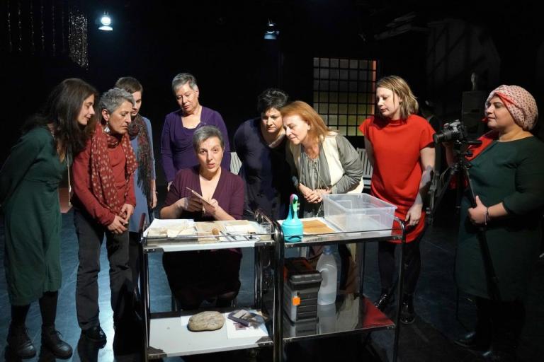 Εννέα γυναίκες μιλούν επί σκηνής για τον καρκίνο