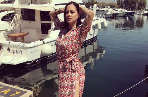 Η Κατερίνα Τσάβαλου θηλάζει την κόρη της στην παραλία [Φωτογραφία]