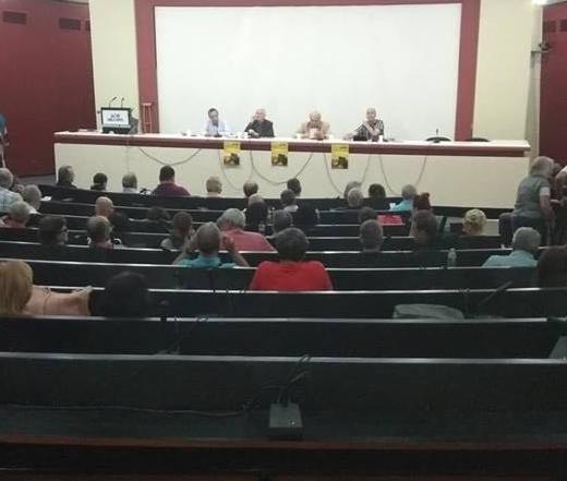 Πεδίο μάχης έξω από την εκδήλωση του ΣΥΡΙΖΑ για τη Μακεδονία, άδεια η αίθουσα μέσα [Εικόνες]