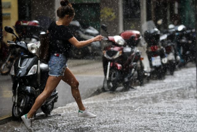 Πλημμυρισμένοι δρόμοι από την καταιγίδα στην Αθήνα [Εικόνες]