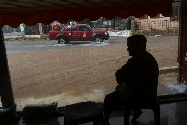 Εκτροπές κυκλοφορίας και κλειστοί δρόμοι στο Λεκανοπεδίο λόγω βροχής