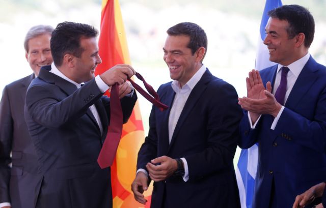 Μέχρι και τη γραβάτα του χάρισε ο Ζάεφ για τη συμφωνία [Βίντεο]