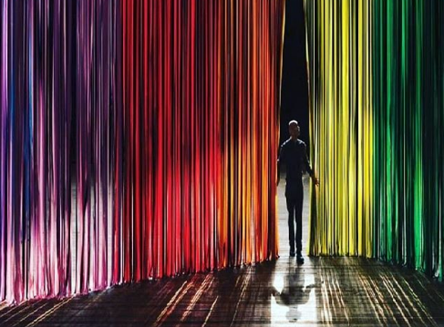 Στη Νέα Υόρκη, γνωστός καλλιτέχνης βάζει τον κόσμο να χορέψει!