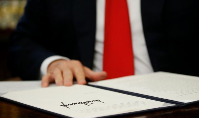 Ο Τραμπ υπέγραψε το διάταγμα για να μην χωρίζονται οικογένειες μεταναστών