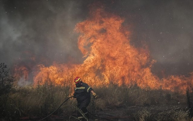 Εύβοια: Μαίνεται η πυρκαγιά στον Πισσώνα- Υπό έλεγχο στα Πολιτικά