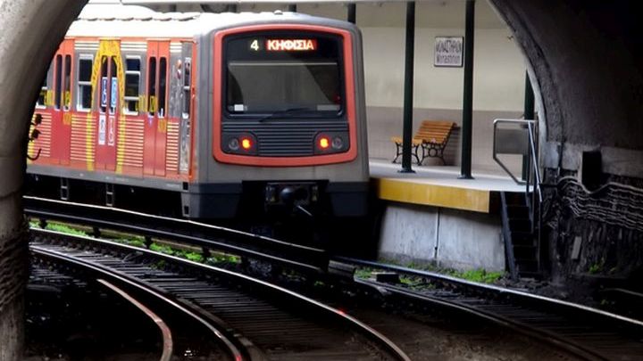 Κλείσιμο του σταθμού στο Μοναστηράκι προκάλεσε πτώση γυναίκας στις γραμμές