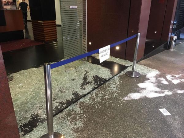 Παραδόθηκε αντιεξουσιαστής για την επίθεση στην Ελληνοαμερικανική Ένωση