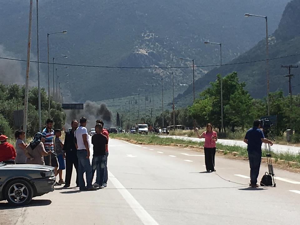 Άμφισσα: Απειλές, οδοφράγματα και φωτιές στην κηδεία της 13χρονης [Εικόνες]