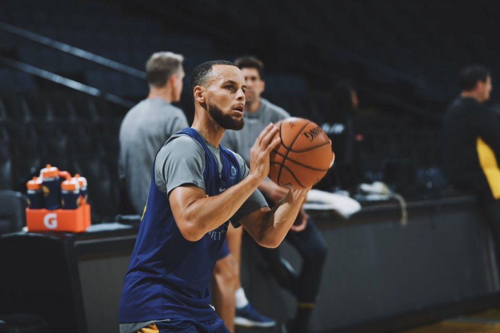 Πήρε «φωτιά» ο Κάρι: Στο διχτάκι 18 σερί τρίποντα