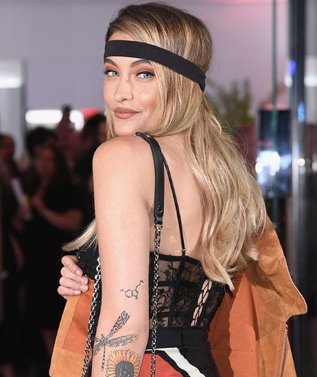 Η κόρη του Μάικλ Τζάκσον είναι ένα «παιδί των λουλουδιών»