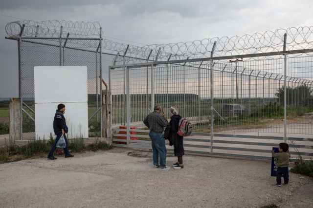 ΓΕΕΘΑ: Υπεράριθμοι πρόσφυγες φιλοξενούνται σε στρατιωτικές δομές