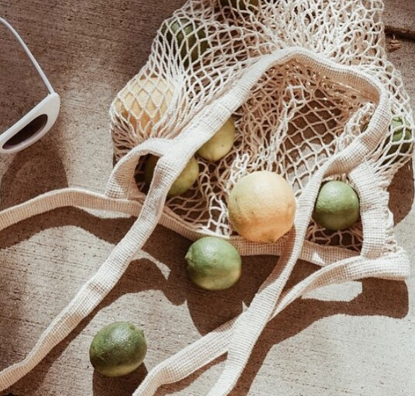 Η τσάντα – δίχτυ μεταφέρει τα πάντα με περισσότερο στιλ