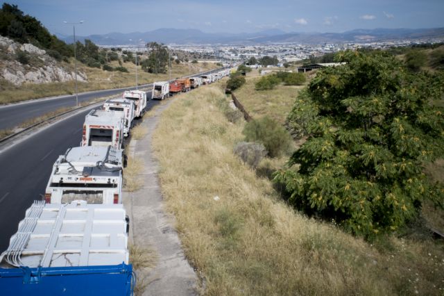 Ουρές χιλιομέτρων απορριμματοφόρων έξω από τον ΧΥΤΑ Φυλής [Εικόνες]