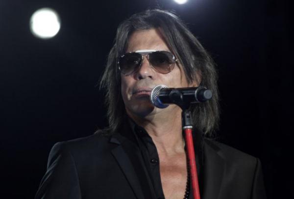 Η θλιβερή εικόνα του Ηλία Ψινάκη σε μουσικά βραβεία