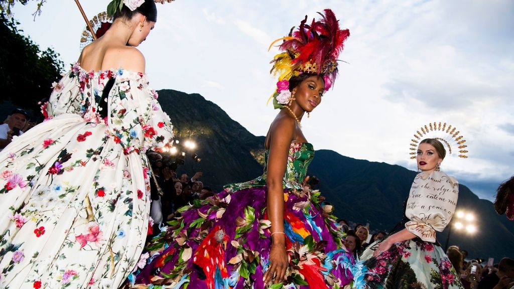 Οι Dolce & Gabbana εξυμνούν την αριστοκρατία