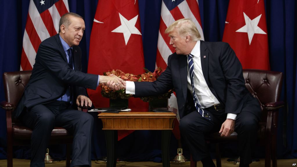«Φλερτ» Τραμπ με Ερντογάν; Ξανά κουβάρι οι αμερικανοτουρκικές σχέσεις