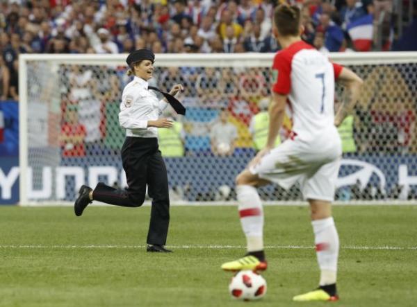 Μουντιάλ 2018 : Οι Pussy Riot ανέλαβαν την ευθύνη της εισβολής στον τελικό